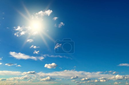 Foto de Sol brillante en el cielo azul con hermosas nubes blancas - Imagen libre de derechos