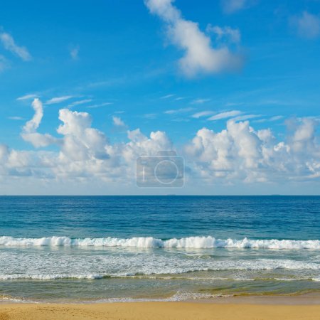 Téléchargez les photos : Paysage océanique lumineux. Vagues de mer et ciel magnifique avec des nuages blancs. - en image libre de droit