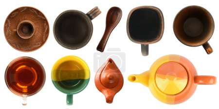 Foto de Variedad de utensilios de arcilla y cerámica para hacer té aislado sobre fondo blanco. Vista superior. - Imagen libre de derechos