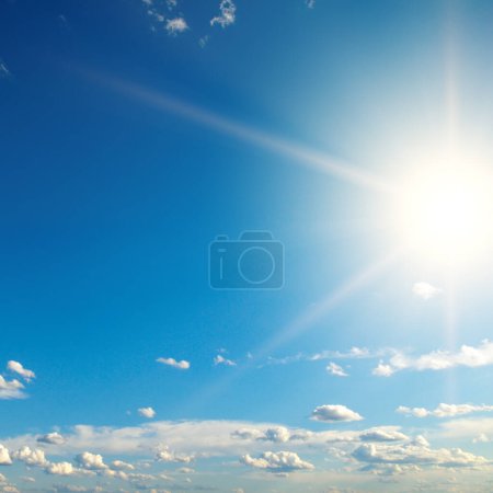 Foto de Sol brillante en el hermoso cielo azul con nubes blancas. - Imagen libre de derechos