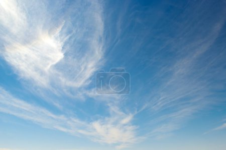 Téléchargez les photos : Ciel bleu et cirrus blancs
. - en image libre de droit