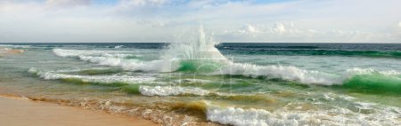 Téléchargez les photos : Beau surf sur le rivage sablonneux pittoresque de l'océan. - en image libre de droit
