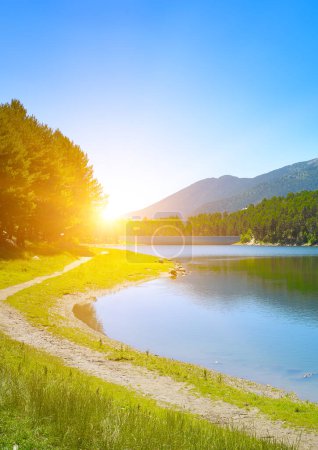 Téléchargez les photos : Tôt le matin avec un soleil éclatant sur la rive du lac pittoresque. - en image libre de droit