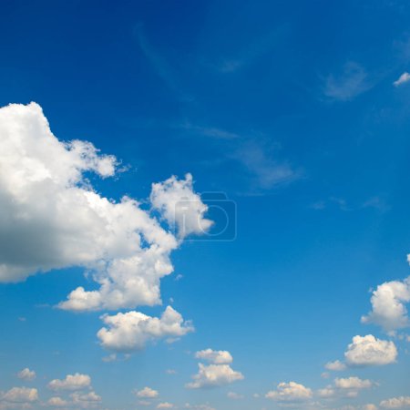 Foto de Nubes esponjosas blancas en el cielo azul - Imagen libre de derechos