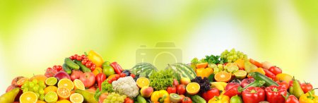 Foto de Gran colección de frutas y verduras sobre fondo verde. - Imagen libre de derechos