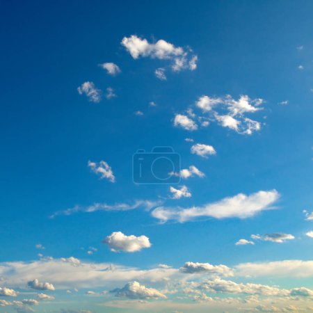 Foto de Hermoso cielo azul y nubes blancas - Imagen libre de derechos