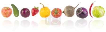 Foto de Frutas, verduras y bayas frescas con ligero reflejo aislado sobre un fondo blanco. - Imagen libre de derechos