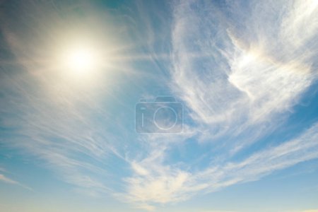 Foto de Sol brillante en el cielo azul y nubes de cirros blancos. - Imagen libre de derechos