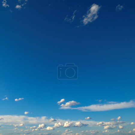Foto de Nubes blancas en el cielo azul oscuro
. - Imagen libre de derechos