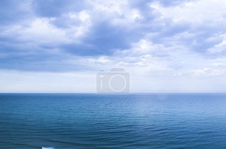 Foto de Océano tranquilo y sin viento en tonos azules. Paisaje marino. - Imagen libre de derechos