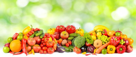 Foto de Gran colección de frutas, verduras, bayas sobre fondo verde brillante. - Imagen libre de derechos