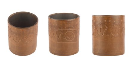 Foto de Colección de vasos de arcilla de diferentes ángulos aislados sobre fondo blanco. - Imagen libre de derechos