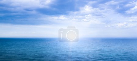 Foto de Océano tranquilo y sin viento con el sol en el horizonte. Paisaje marino. - Imagen libre de derechos