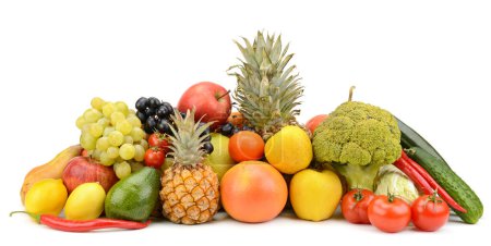 Foto de Composición de verduras y frutas frescas y saludables aisladas sobre fondo blanco. - Imagen libre de derechos
