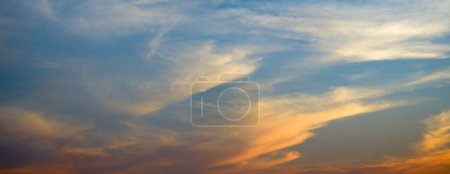 Téléchargez les photos : Lumineux soleil orange contre beau ciel bleu. - en image libre de droit