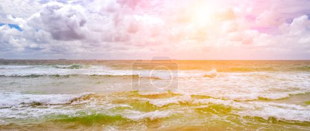 Foto de Salida del sol brillante sobre hermosas olas del océano. - Imagen libre de derechos