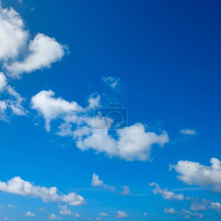 Foto de Nubes blancas esponjosas y sol brillante en el cielo azul oscuro. - Imagen libre de derechos