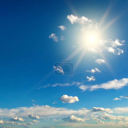 Foto de Sol brillante en el cielo azul con hermosas nubes blancas - Imagen libre de derechos
