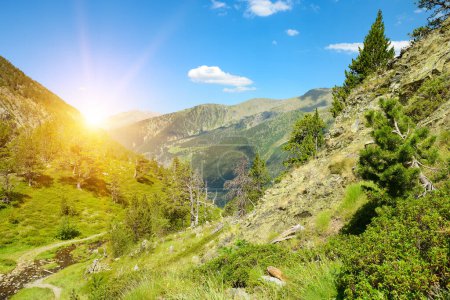 Téléchargez les photos : Beau lever de soleil dans la vallée de montagne en Andorre. Pyrénées
. - en image libre de droit