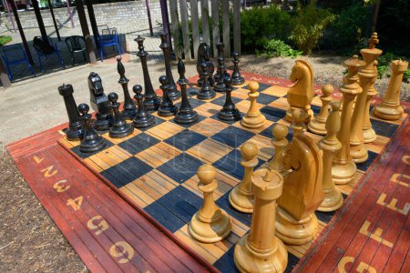 Foto de Gran ajedrez de madera en el parque. - Imagen libre de derechos