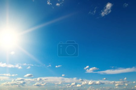 Téléchargez les photos : Soleil brillant sur un beau ciel bleu avec des nuages blancs. - en image libre de droit