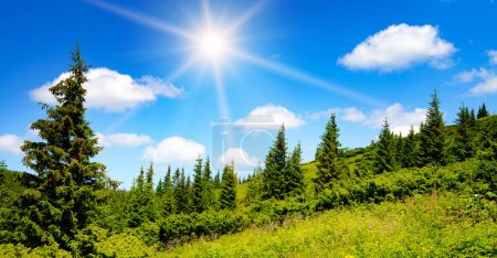 Foto de Altas montañas y sol en el cielo azul - Imagen libre de derechos