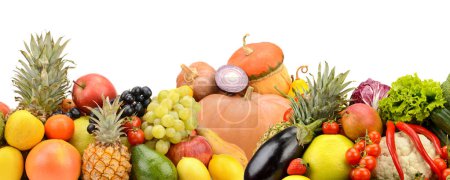 Foto de Amplio collage de frutas y verduras frescas para su distribución aislada sobre fondo blanco. Copiar espacio - Imagen libre de derechos
