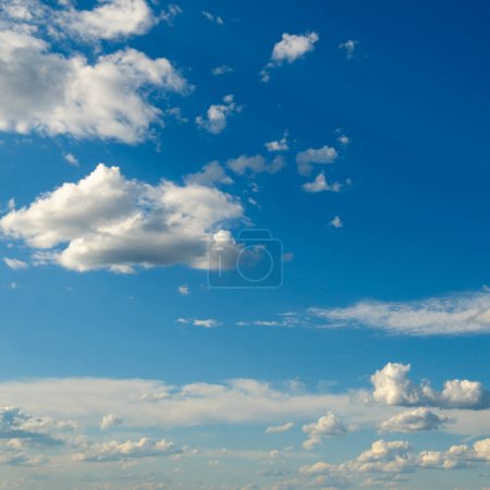 Foto de Nubes blancas esponjosas en el cielo azul brillante
. - Imagen libre de derechos