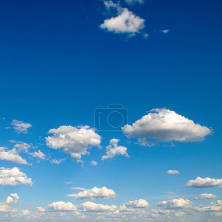Téléchargez les photos : Ciel bleu couvert de nuages blancs - en image libre de droit