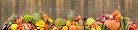 Téléchargez les photos : Photo panoramique légumes et fruits sains sur le mur en bois de fond. Espace libre pour le texte
. - en image libre de droit