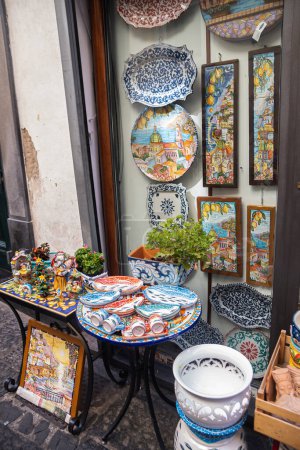 Foto de 12 de septiembre de 2022 - Vietri sul Mare, Italia. La calle en la que hay tiendas de artesanía con productos de cerámica - juguetes, platos, artículos de interior. - Imagen libre de derechos