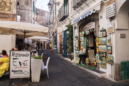 Foto de 12 de septiembre de 2022 - Vietri sul Mare, Italia. La calle en la que hay tiendas de artesanía con productos de cerámica - juguetes, platos, artículos de interior. - Imagen libre de derechos