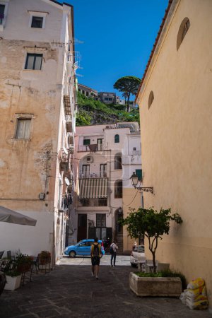 Foto de Bañado por el sol de verano italiano, el terraplén en la ciudad turística de Amalfi, Italia. Vacaciones de verano europeas, camino ancho para caminar. - Imagen libre de derechos