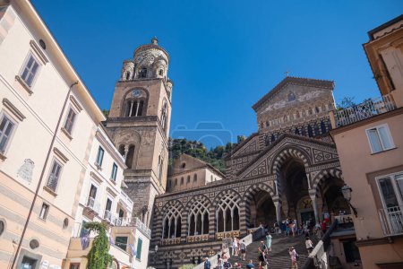 Foto de 13 de septiembre de 2022 - Amalfi, Italia. La antigua iglesia de San Andrés. La principal atracción turística y lugar de peregrinación. - Imagen libre de derechos