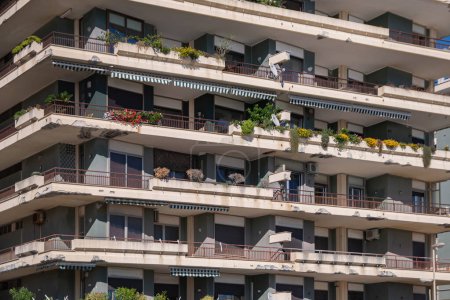 Téléchargez les photos : Belles maisons confortables avec de grands balcons avec des plantes vertes d'intérieur. Amélioration urbaine de la ville de Salerne, Italie. Eco-vie dans la ville, la jungle de la maison. Vie consciente - en image libre de droit