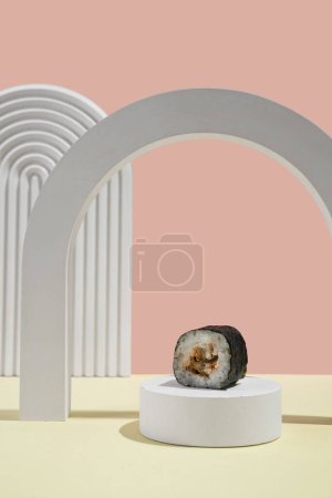 Foto de Cultura asiática, hosomaki japonés (sushi, rollos) con anguila sobre un fondo rosa y amarillo. Cocina oriental, cocina oriental. Sabrosos aperitivos en bandeja - Imagen libre de derechos