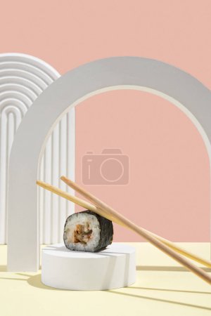 Téléchargez les photos : Culture asiatique, hosomaki japonais (sushis, petits pains) avec anguille sur fond rose et jaune. Cuisine orientale, cuisine orientale. Amuse-gueule savoureux sur plateau et baguettes - en image libre de droit