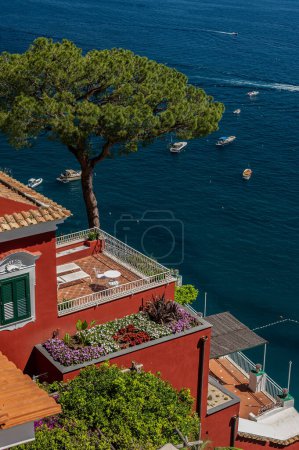 Téléchargez les photos : Vue imprenable sur la mer Tyrrhénienne depuis le balcon d'une villa à Positano, Italie. Des vacances de luxe passionnantes. Mer bleue, couleurs vives - un week-end inoubliable dans un resort européen. - en image libre de droit