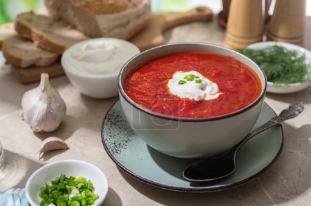 Téléchargez les photos : Rouge ukrainien bortsch. Soupe ukrainienne traditionnelle. Déjeuner à l'extérieur en été. Alimentation saine, traditions familiales. - en image libre de droit