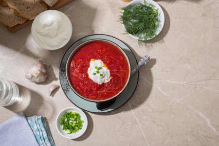 Téléchargez les photos : Rouge ukrainien bortsch. Soupe ukrainienne traditionnelle. Déjeuner à l'extérieur en été. Alimentation saine, traditions familiales. - en image libre de droit