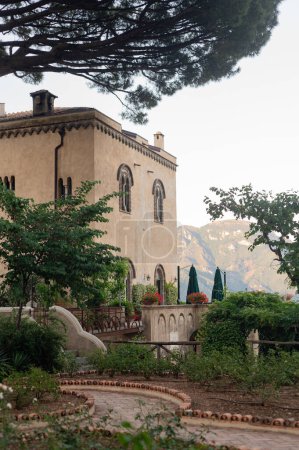 Foto de Sombreado y acogedor jardín histórico de Villa Cimbrone en el pueblo de Ravello en el sur de Italia. Vacaciones europeas fáciles y agradables - Imagen libre de derechos