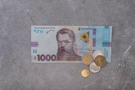 Téléchargez les photos : La monnaie ukrainienne est la hryvnia. Le billet de 1000 dénominations représente Vernadskyi sur un fond de marbre gris - en image libre de droit