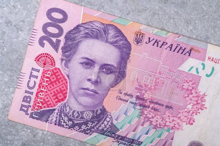 Foto de La moneda ucraniana es la hryvnia. Un billete de 200 UAH es un retrato de la poetisa Lesya Ukrainka - Imagen libre de derechos