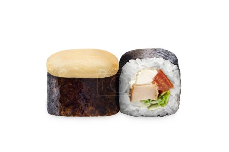 Téléchargez les photos : Sushi enveloppé dans des algues, mettant en valeur l'art de la cuisine japonaise et la fusion des saveurs. Culture culinaire, délices culinaires, gastronomie et expériences culinaires. Rouleaux chauds avec une casquette de fromage - en image libre de droit