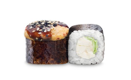 Foto de Sushi envuelto en algas marinas, mostrando el arte de la cocina japonesa y la fusión de sabores. Cultura gastronómica, delicias culinarias, gastronomía y experiencias gastronómicas. Rollos calientes con una tapa de queso - Imagen libre de derechos