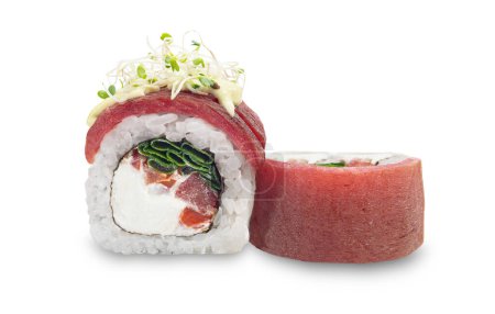 Foto de Rollos de sushi con atún y microgreens sobre un fondo blanco. Cocina japonesa, destacando los sabores y texturas de este plato popular. - Imagen libre de derechos