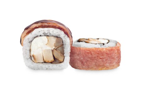 Foto de Rollos de sushi con salsa de anguila y teriyaki sobre un fondo blanco. Cocina japonesa, destacando los sabores y texturas de este plato popular. - Imagen libre de derechos