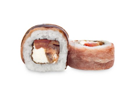 Téléchargez les photos : Rouleaux de sushi à l'anguille et sauce teriyaki sur fond blanc. Cuisine japonaise, mettant en valeur les saveurs et les textures de ce plat populaire. - en image libre de droit