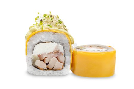 Foto de Rollos de sushi con queso cheddar y microgreens sobre un fondo blanco. Cocina japonesa, destacando los sabores y texturas de este plato popular. - Imagen libre de derechos
