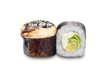 Foto de Sushi envuelto en algas marinas, mostrando el arte de la cocina japonesa y la fusión de sabores. Cultura gastronómica, delicias culinarias, gastronomía y experiencias gastronómicas. Rollos calientes con una tapa de queso - Imagen libre de derechos
